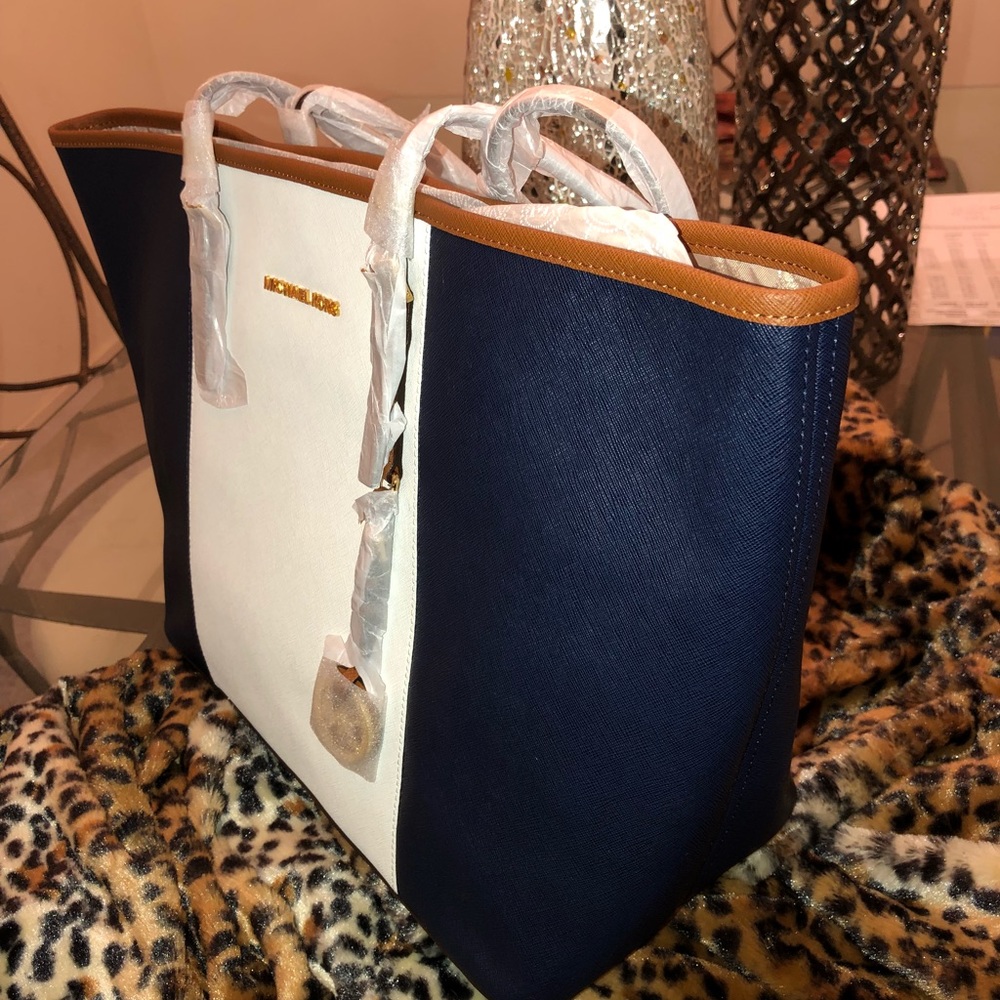 NEW Authentic Michael Kors Handbag❤️🙌🏼 - Picture 5 of 5